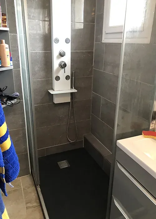 Salle de bain pmr à Bains-sur-Oust